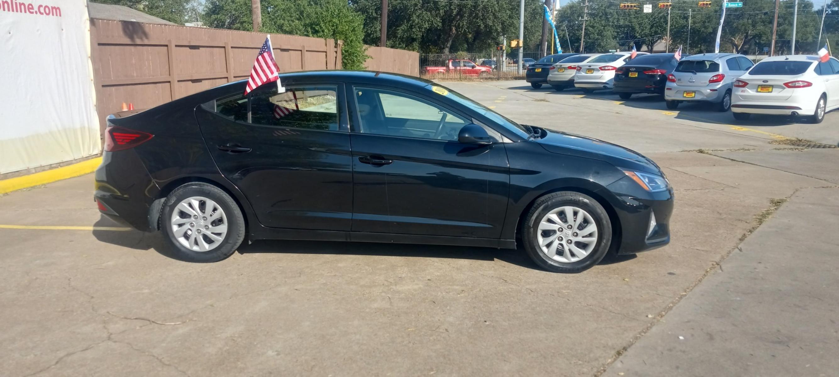 2019 BLACK Hyundai Elantra SE 6AT (5NPD74LFXKH) with an 1.8L L4 DOHC 16V engine, 6A transmission, located at 16710 Clay Rd., Houston, TX, 77084, (281) 859-7900, 29.834864, -95.656166 - Low Down. Low Payments. - Photo #4