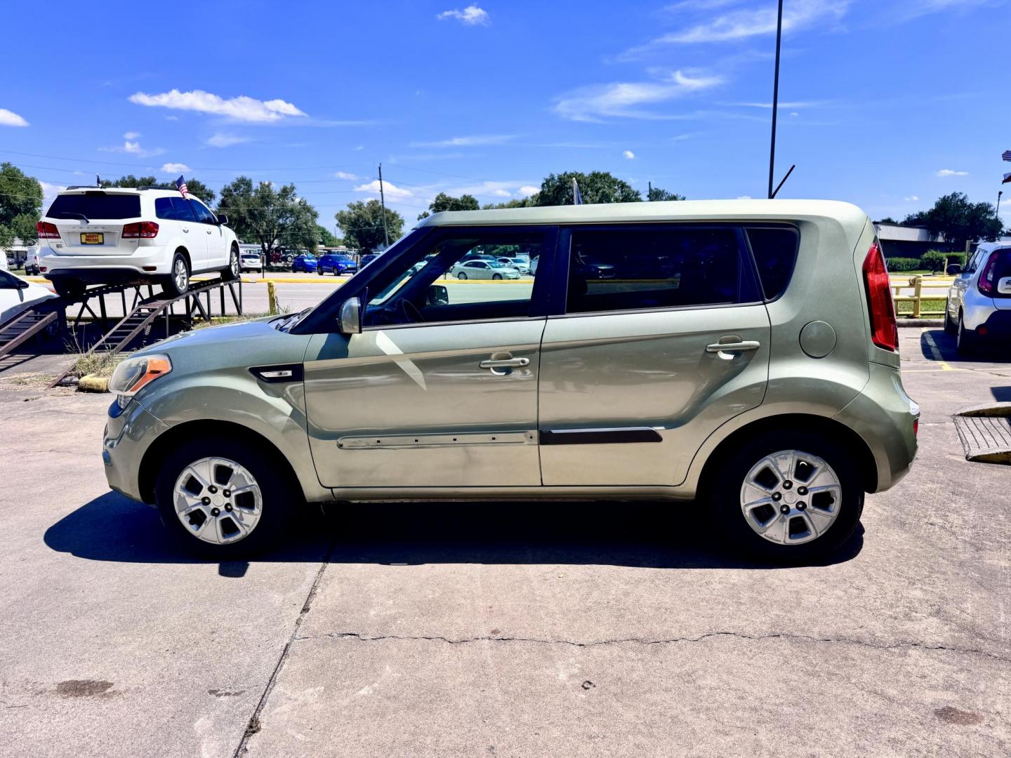 2012 Green /Gray Kia Soul Base (KNDJT2A53C7) with an 1.6L L4 DOHC 16V engine, 5-Speed Automatic transmission, located at 16710 Clay Rd., Houston, TX, 77084, (281) 859-7900, 29.834864, -95.656166 - Low Down. Low Payments. - Photo#5