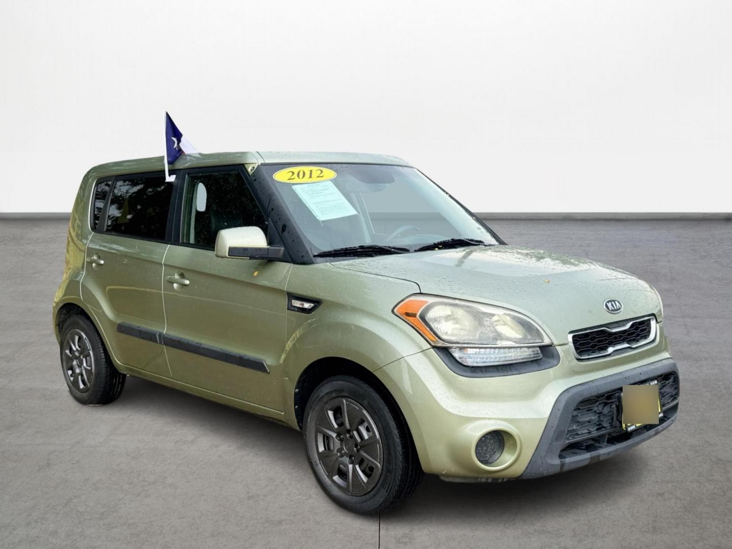 2012 Green /Gray Kia Soul Base (KNDJT2A53C7) with an 1.6L L4 DOHC 16V engine, 5-Speed Automatic transmission, located at 16710 Clay Rd., Houston, TX, 77084, (281) 859-7900, 29.834864, -95.656166 - Low Down. Low Payments. - Photo#2