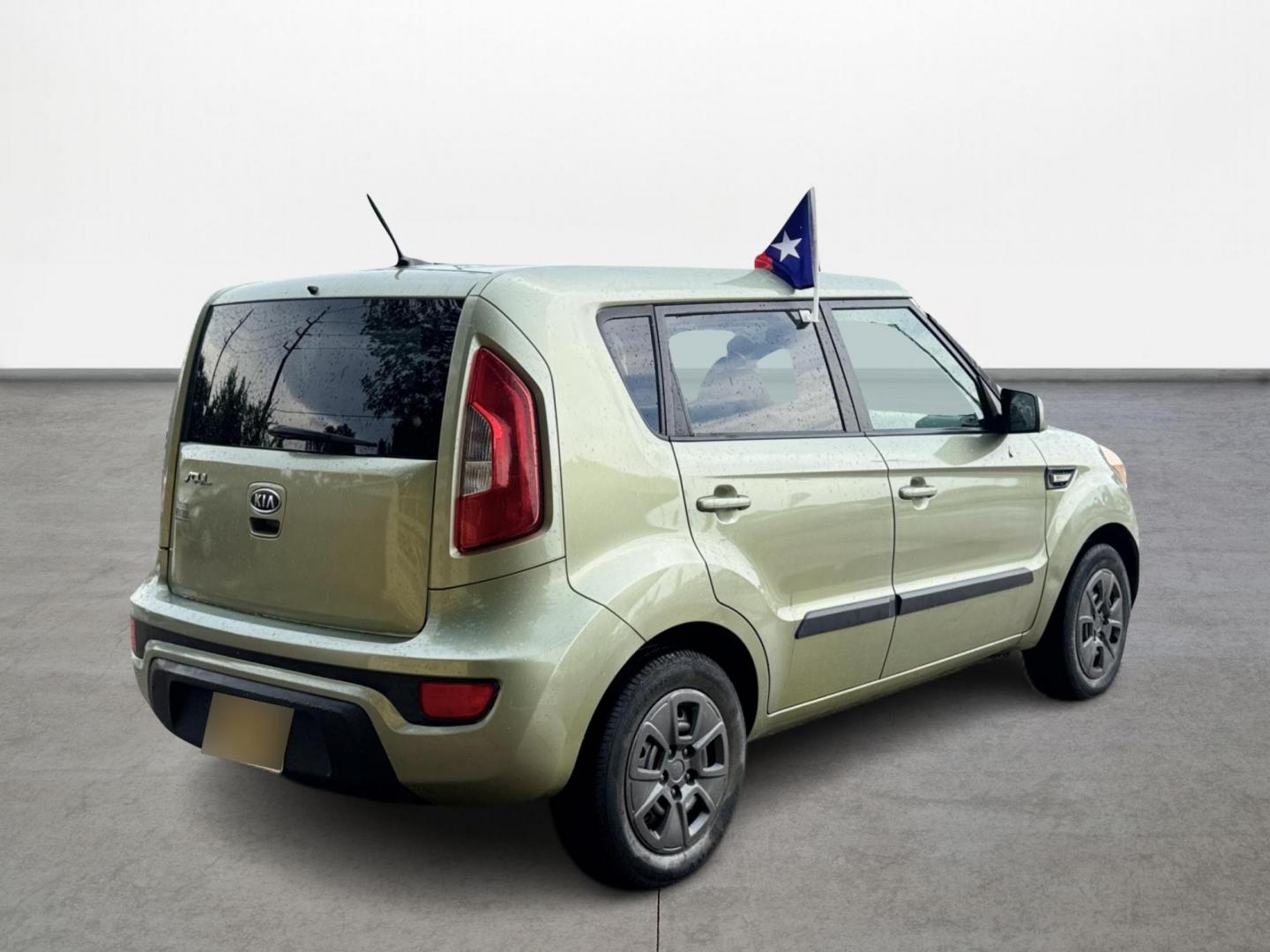 2012 Green /Gray Kia Soul Base (KNDJT2A53C7) with an 1.6L L4 DOHC 16V engine, 5-Speed Automatic transmission, located at 16710 Clay Rd., Houston, TX, 77084, (281) 859-7900, 29.834864, -95.656166 - Low Down. Low Payments. - Photo#4