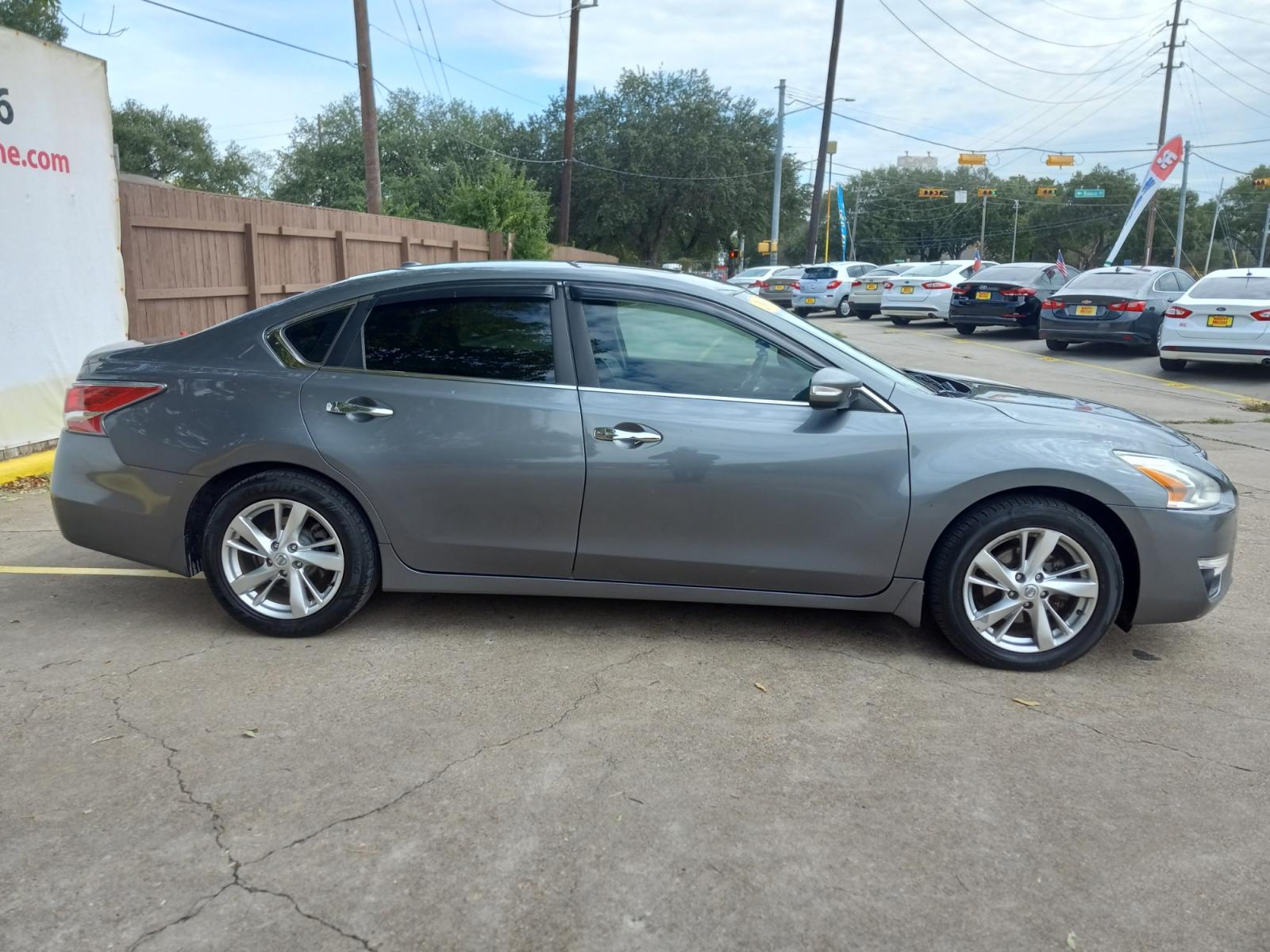 2015 Gray Nissan Altima 2.5 S (1N4AL3AP5FN) with an 2.5L L4 DOHC 16V engine, located at 16710 Clay Rd., Houston, TX, 77084, (281) 859-7900, 29.834864, -95.656166 - Low Down. Low Payments. - Photo #4