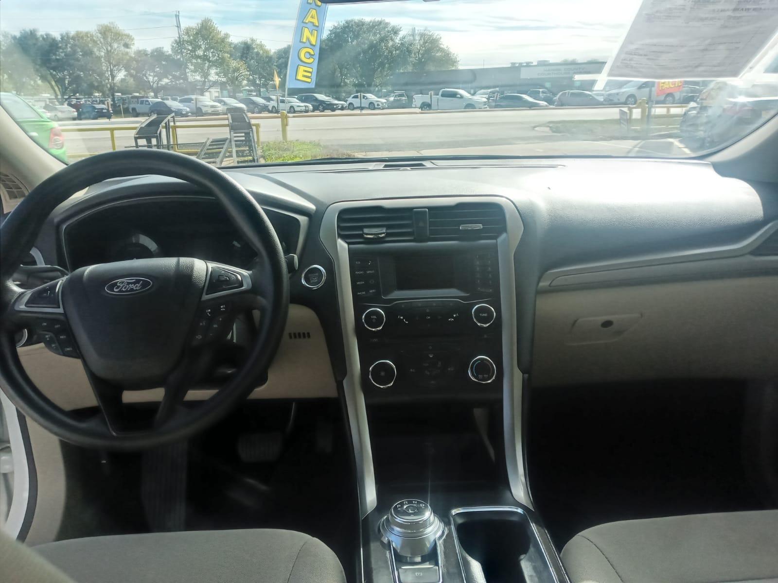 2018 White Ford Fusion SE (3FA6P0H79JR) with an 2.5L L4 DOHC 16V engine, 6A transmission, located at 16710 Clay Rd., Houston, TX, 77084, (281) 859-7900, 29.834864, -95.656166 - Low Down. Low Payments. - Photo #4