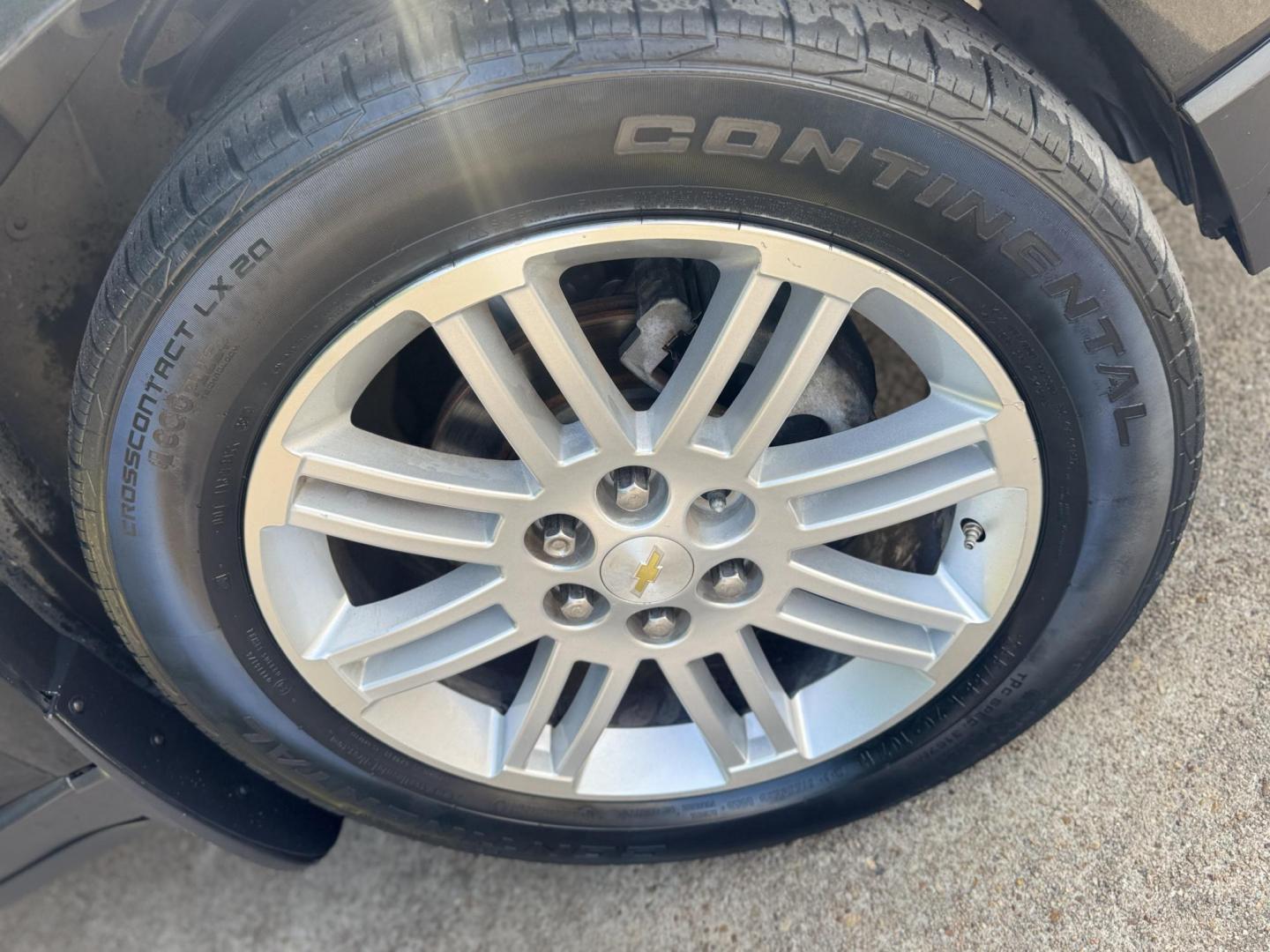 2015 BLACK /Gray Chevrolet Traverse 1LT FWD (1GNKRGKD3FJ) with an 3.6L V6 DOHC 24V engine, 6-Speed Automatic transmission, located at 16710 Clay Rd., Houston, TX, 77084, (281) 859-7900, 29.834864, -95.656166 - Low Down. Low Payments. - Photo#17