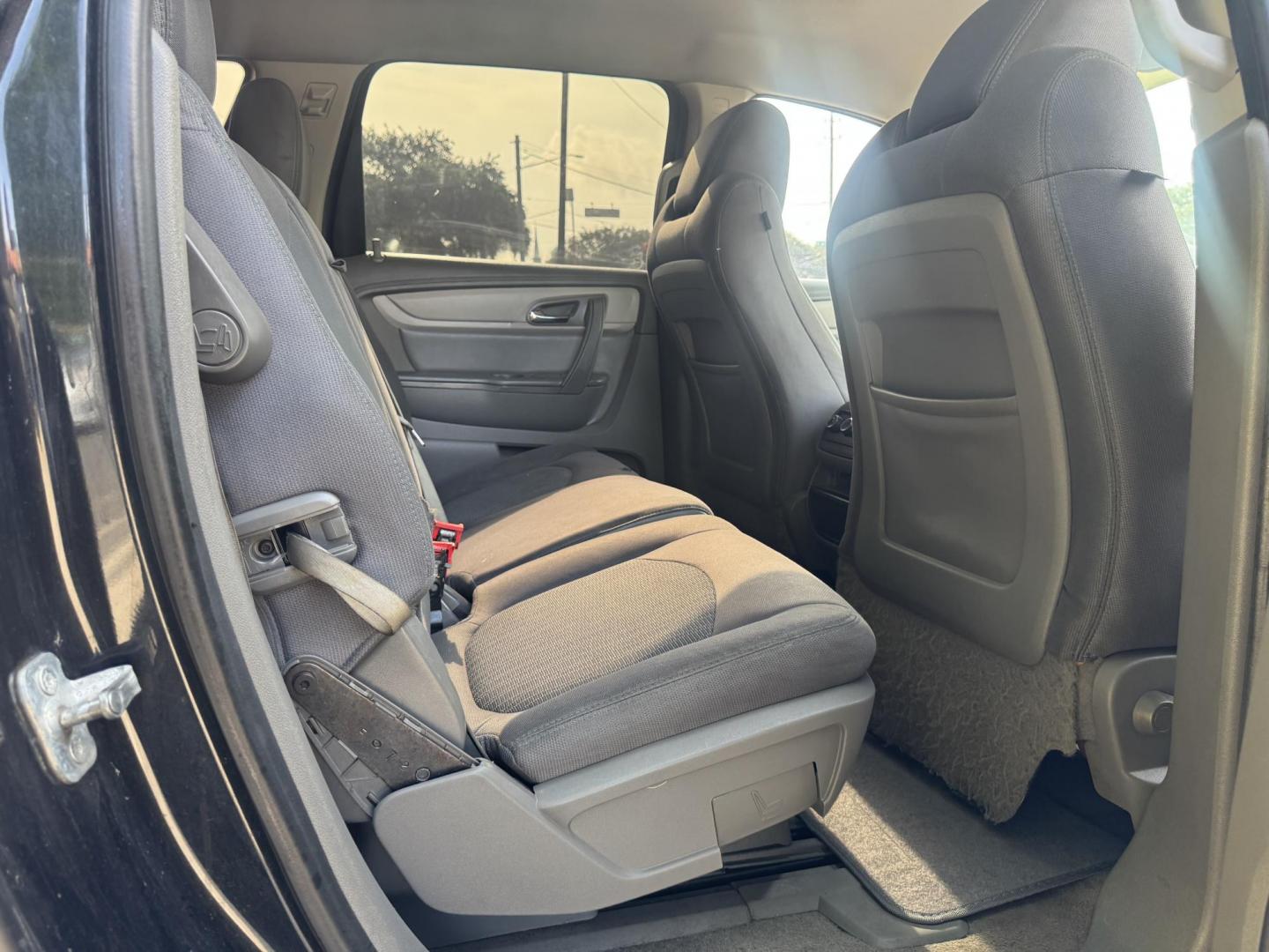 2015 BLACK /Gray Chevrolet Traverse 1LT FWD (1GNKRGKD3FJ) with an 3.6L V6 DOHC 24V engine, 6-Speed Automatic transmission, located at 16710 Clay Rd., Houston, TX, 77084, (281) 859-7900, 29.834864, -95.656166 - Low Down. Low Payments. - Photo#19