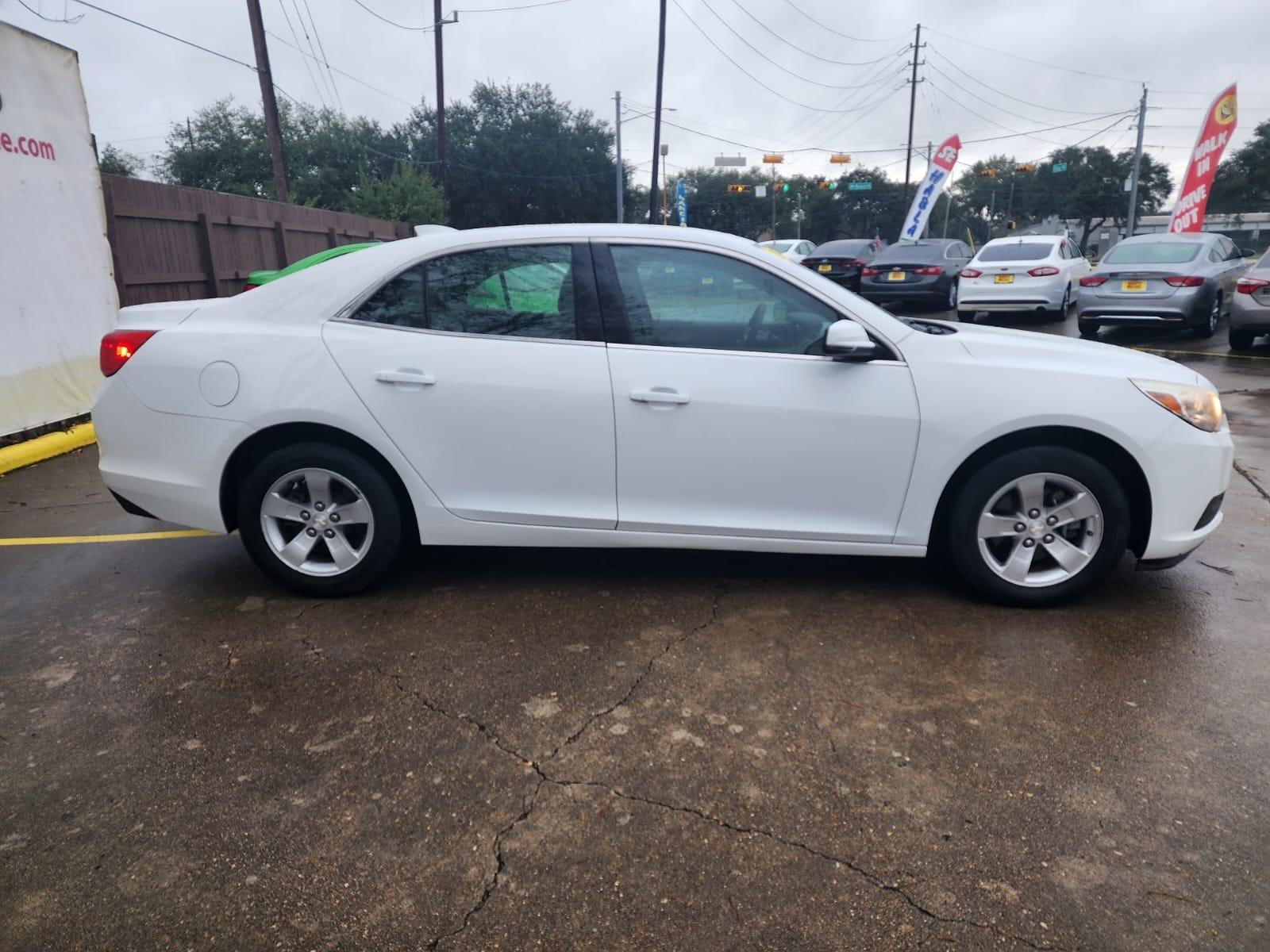 2016 White Chevrolet Malibu Limited 1LT (1G11C5SA3GF) with an 2.5L L4 DOHC 16V engine, 6A transmission, located at 16710 Clay Rd., Houston, TX, 77084, (281) 859-7900, 29.834864, -95.656166 - Low Down. Low Payments. - Photo #4