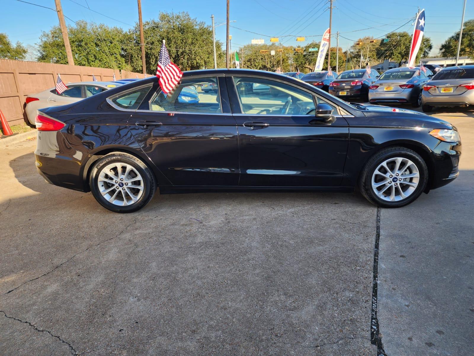 2019 Black Ford Fusion SE (3FA6P0H77KR) with an 2.5L L4 DOHC 16V engine, 6A transmission, located at 16710 Clay Rd., Houston, TX, 77084, (281) 859-7900, 29.834864, -95.656166 - Low Down. Low Payments. - Photo #4
