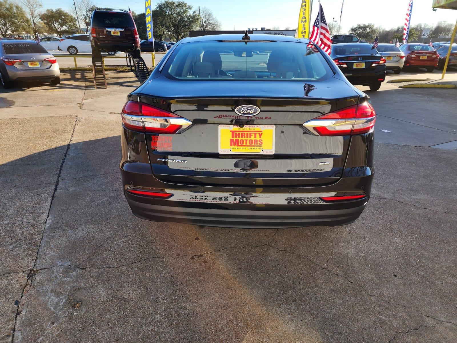 2019 Black Ford Fusion SE (3FA6P0H77KR) with an 2.5L L4 DOHC 16V engine, 6A transmission, located at 16710 Clay Rd., Houston, TX, 77084, (281) 859-7900, 29.834864, -95.656166 - Photo #5