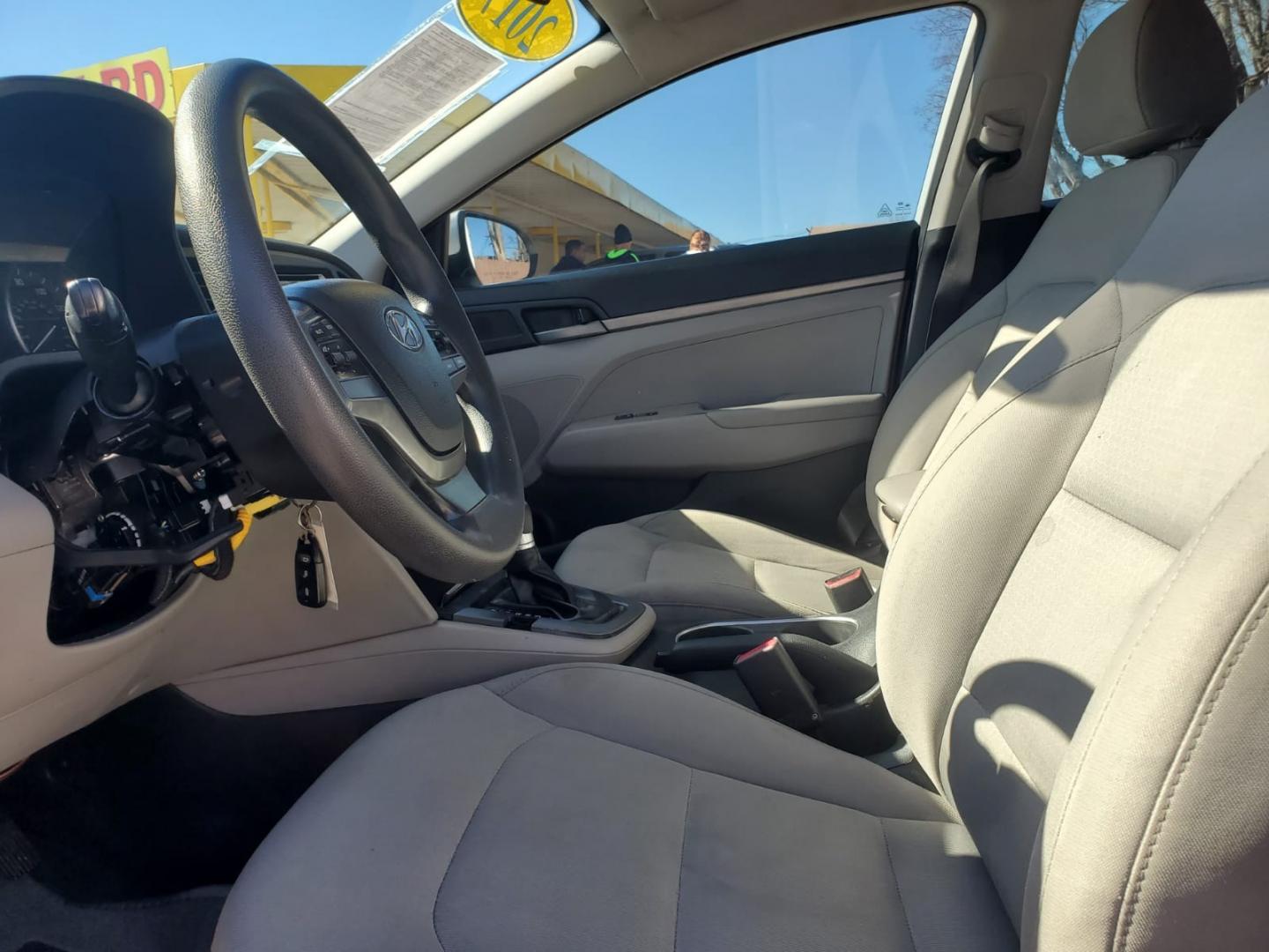 2017 White /Gray Hyundai Elantra SE 6AT (5NPD74LF0HH) with an 1.8L L4 DOHC 16V engine, Automatic 6-Speed transmission, located at 16710 Clay Rd., Houston, TX, 77084, (281) 859-7900, 29.834864, -95.656166 - Low Down. Low Payments. - Photo#6