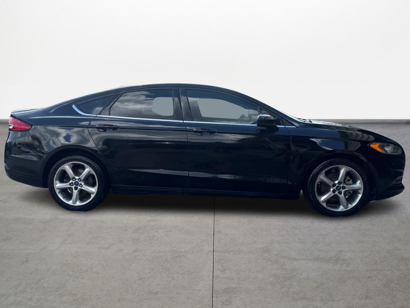 2018 Black Ford Fusion SE (3FA6P0HD6JR) with an 1.5L L4 DOHC 16V engine, 6A transmission, located at 16710 Clay Rd., Houston, TX, 77084, (281) 859-7900, 29.834864, -95.656166 - Low Down. Low Payments. - Photo#3