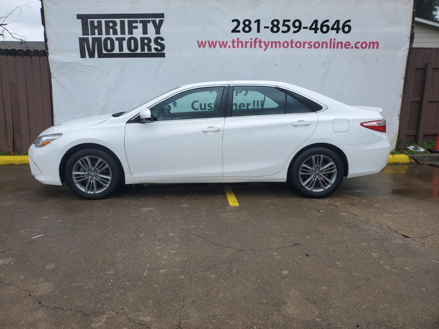 2017 White Toyota Camry SE (4T1BF1FK6HU) with an 2.5L L4 DOHC 16V engine, 6A transmission, located at 16710 Clay Rd., Houston, TX, 77084, (281) 859-7900, 29.834864, -95.656166 - Low Down. Low Payments. - Photo#0