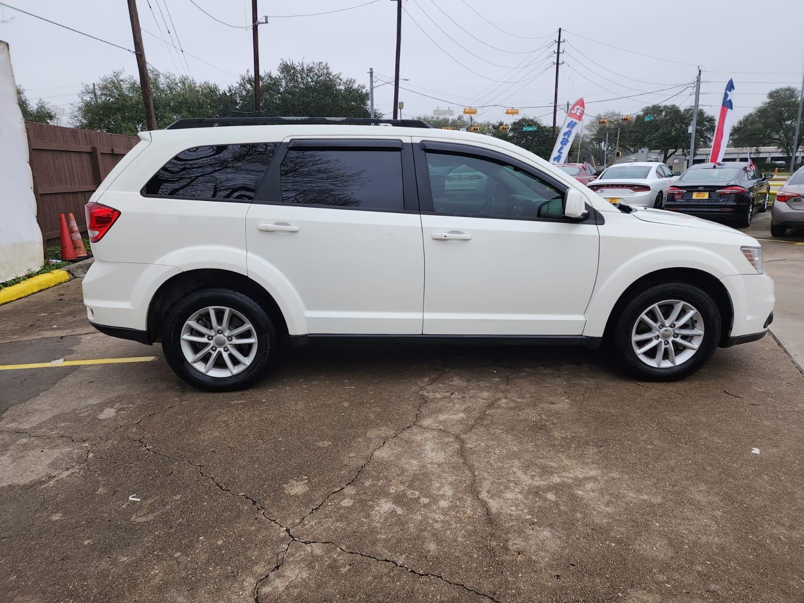 2017 White Dodge Journey SXT (3C4PDCBB5HT) with an 2.4L L6 DOHC 16V engine, 4A transmission, located at 16710 Clay Rd., Houston, TX, 77084, (281) 859-7900, 29.834864, -95.656166 - Photo #4