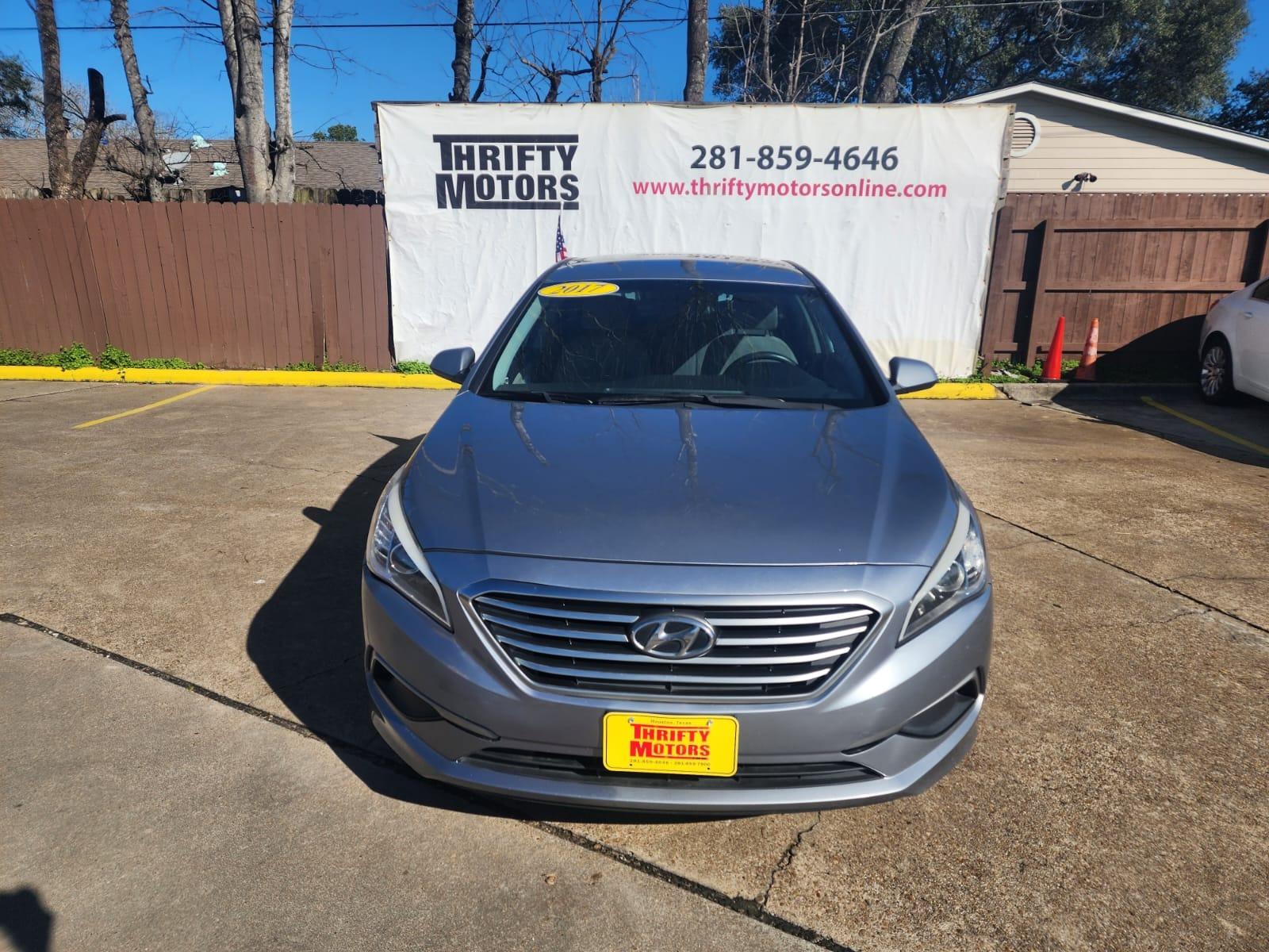 2017 Gray Hyundai Sonata SE (5NPE24AF3HH) with an 2.4L L4 DOHC 16V engine, 7A transmission, located at 16710 Clay Rd., Houston, TX, 77084, (281) 859-7900, 29.834864, -95.656166 - Low Down. Low Payments. - Photo #1