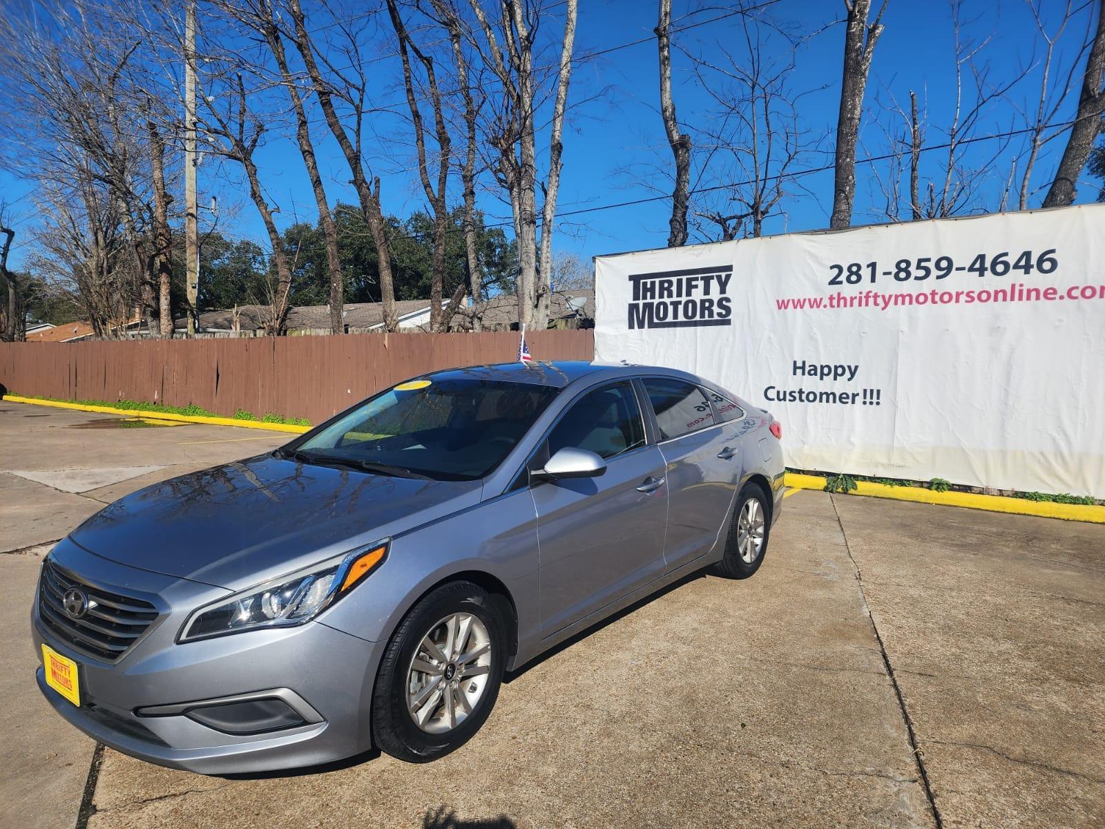 2017 Gray Hyundai Sonata SE (5NPE24AF3HH) with an 2.4L L4 DOHC 16V engine, 7A transmission, located at 16710 Clay Rd., Houston, TX, 77084, (281) 859-7900, 29.834864, -95.656166 - Photo #2
