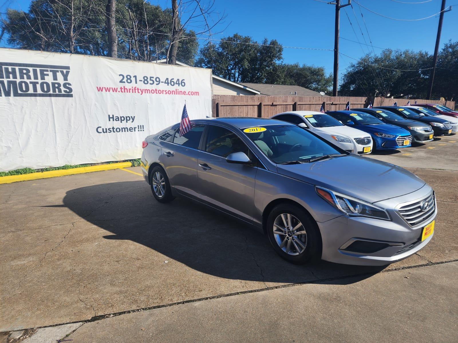 2017 Gray Hyundai Sonata SE (5NPE24AF3HH) with an 2.4L L4 DOHC 16V engine, 7A transmission, located at 16710 Clay Rd., Houston, TX, 77084, (281) 859-7900, 29.834864, -95.656166 - Photo #3