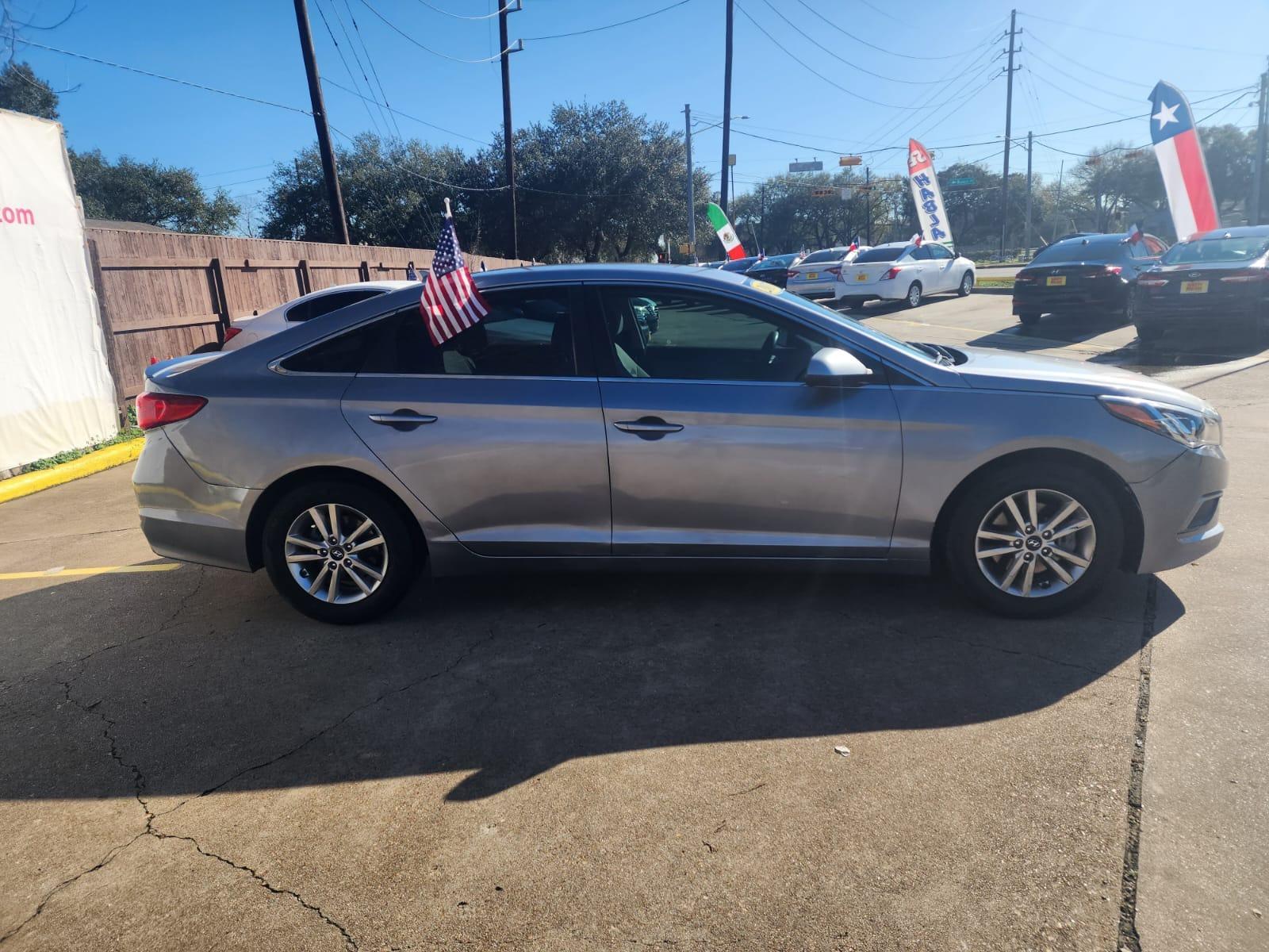 2017 Gray Hyundai Sonata SE (5NPE24AF3HH) with an 2.4L L4 DOHC 16V engine, 7A transmission, located at 16710 Clay Rd., Houston, TX, 77084, (281) 859-7900, 29.834864, -95.656166 - Low Down. Low Payments. - Photo #4