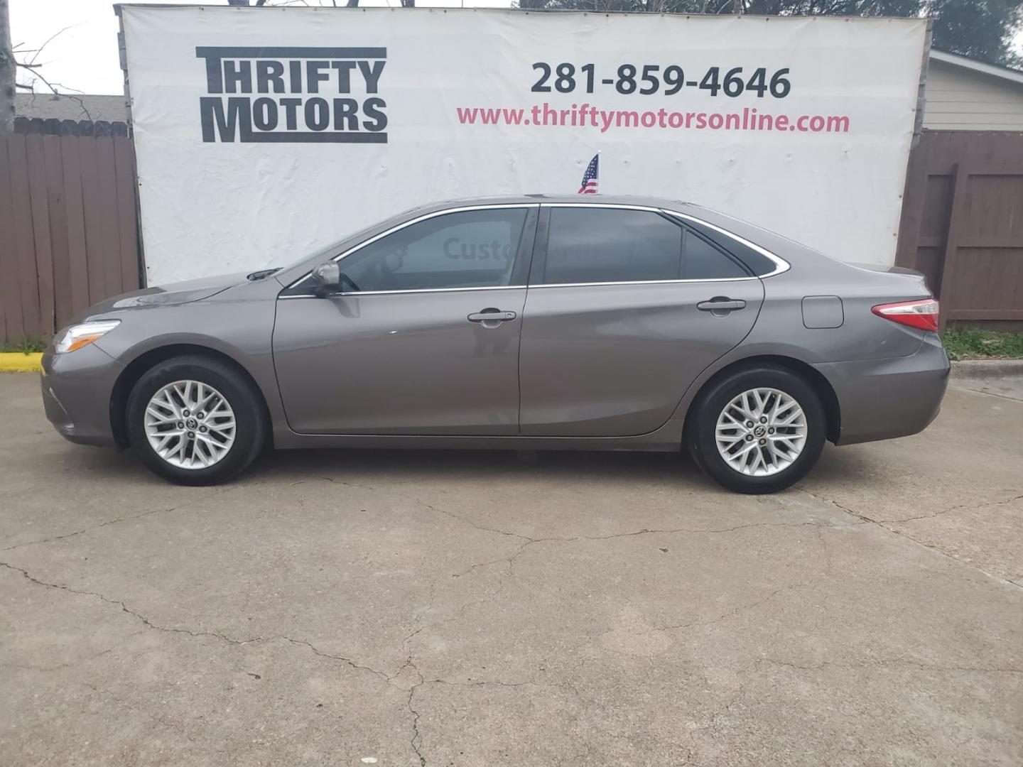 2016 Gray /Gray Toyota Camry SE (4T1BF1FK5GU) with an 2.5L L4 DOHC 16V engine, Automatic 6-Speed transmission, located at 16710 Clay Rd., Houston, TX, 77084, (281) 859-7900, 29.834864, -95.656166 - Low Down. Low Payments. - Photo#4