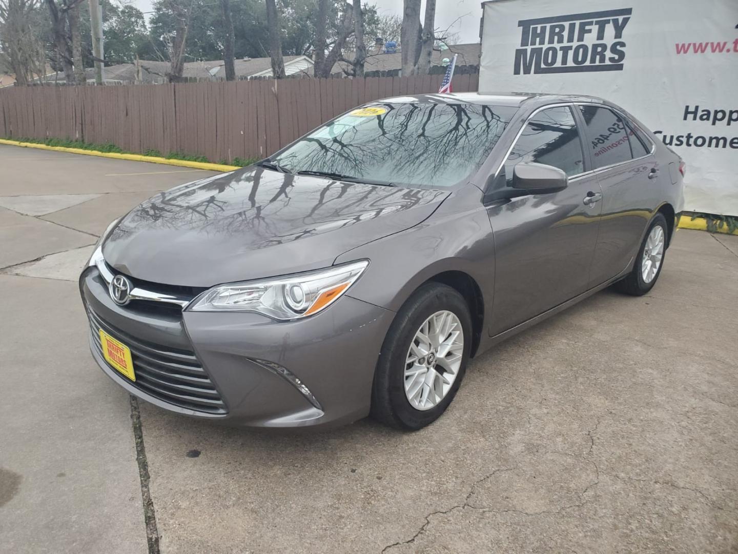 2016 Gray /Gray Toyota Camry SE (4T1BF1FK5GU) with an 2.5L L4 DOHC 16V engine, Automatic 6-Speed transmission, located at 16710 Clay Rd., Houston, TX, 77084, (281) 859-7900, 29.834864, -95.656166 - Low Down. Low Payments. - Photo#1