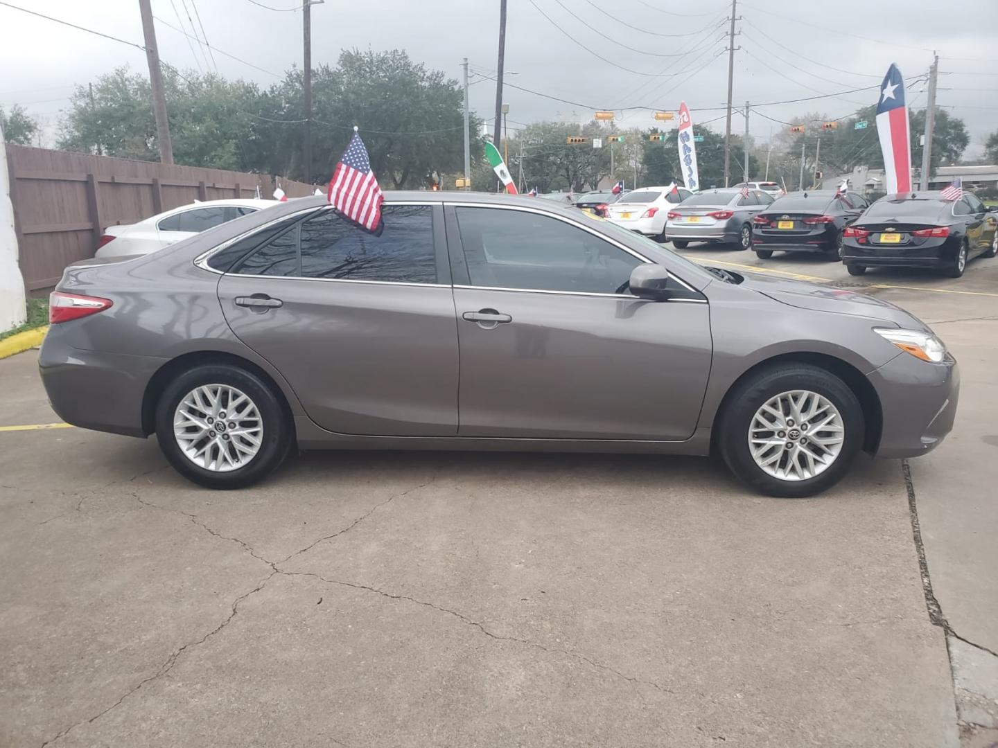 2016 Gray /Gray Toyota Camry SE (4T1BF1FK5GU) with an 2.5L L4 DOHC 16V engine, Automatic 6-Speed transmission, located at 16710 Clay Rd., Houston, TX, 77084, (281) 859-7900, 29.834864, -95.656166 - Low Down. Low Payments. - Photo#3