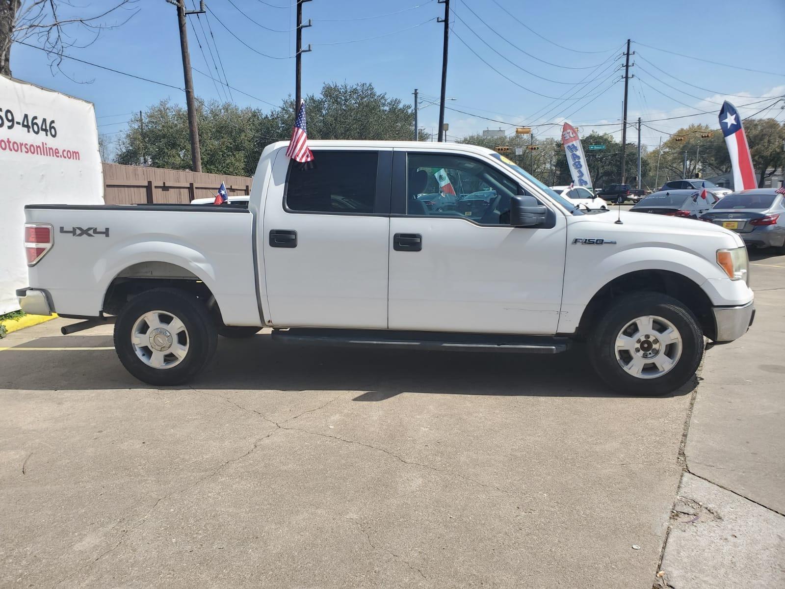 2010 White Ford F-150 Lariat SuperCrew 5.5-ft. Bed 4WD (1FTEW1E85AF) with an 4.6L V8 SOHC 24V engine, 4-Speed Automatic transmission, located at 16710 Clay Rd., Houston, TX, 77084, (281) 859-7900, 29.834864, -95.656166 - Low Down. Low Payments. - Photo #4