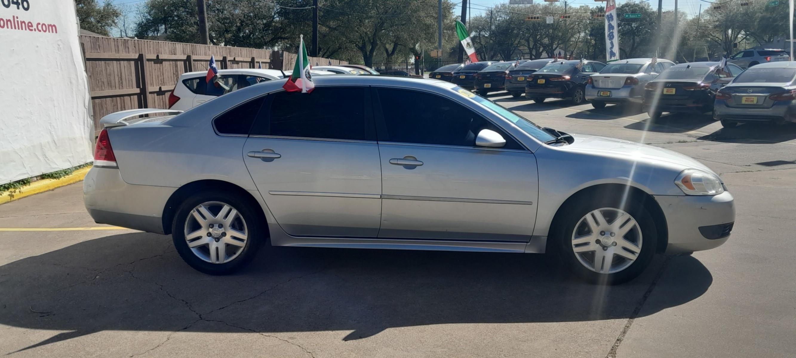 2013 Silver Chevrolet Impala LT (Fleet) (2G1WG5E33D1) with an 3.6L V6 DOHC 16V FFV engine, 6-Speed Automatic transmission, located at 16710 Clay Rd., Houston, TX, 77084, (281) 859-7900, 29.834864, -95.656166 - Carro de Cash. - Photo #4