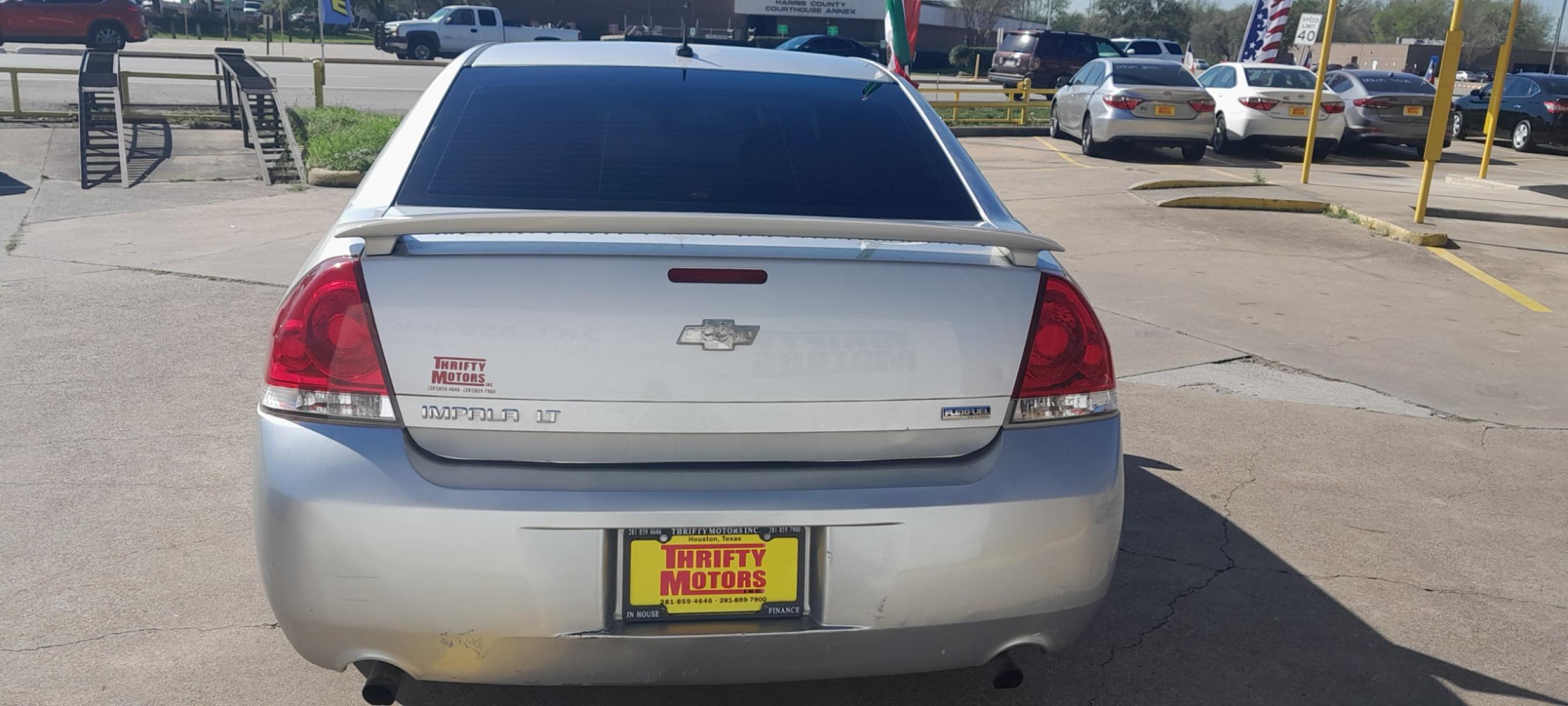 2013 Silver Chevrolet Impala LT (Fleet) (2G1WG5E33D1) with an 3.6L V6 DOHC 16V FFV engine, 6-Speed Automatic transmission, located at 16710 Clay Rd., Houston, TX, 77084, (281) 859-7900, 29.834864, -95.656166 - Carro de Cash. - Photo #5
