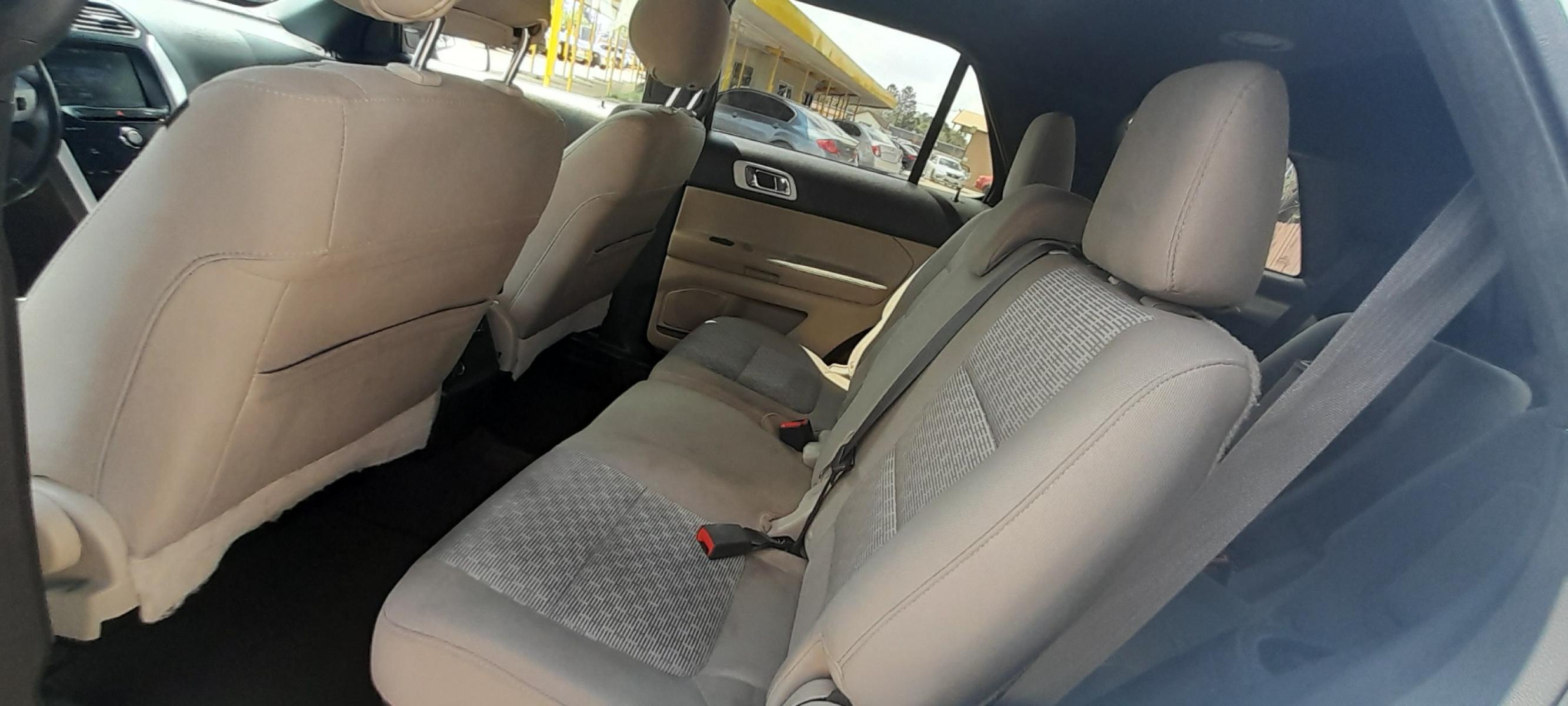 2015 White Ford Explorer XLT FWD (1FM5K7D82FG) with an 3.5L V6 DOHC 24V engine, 6-Speed Automatic transmission, located at 16710 Clay Rd., Houston, TX, 77084, (281) 859-7900, 29.834864, -95.656166 - Photo #7