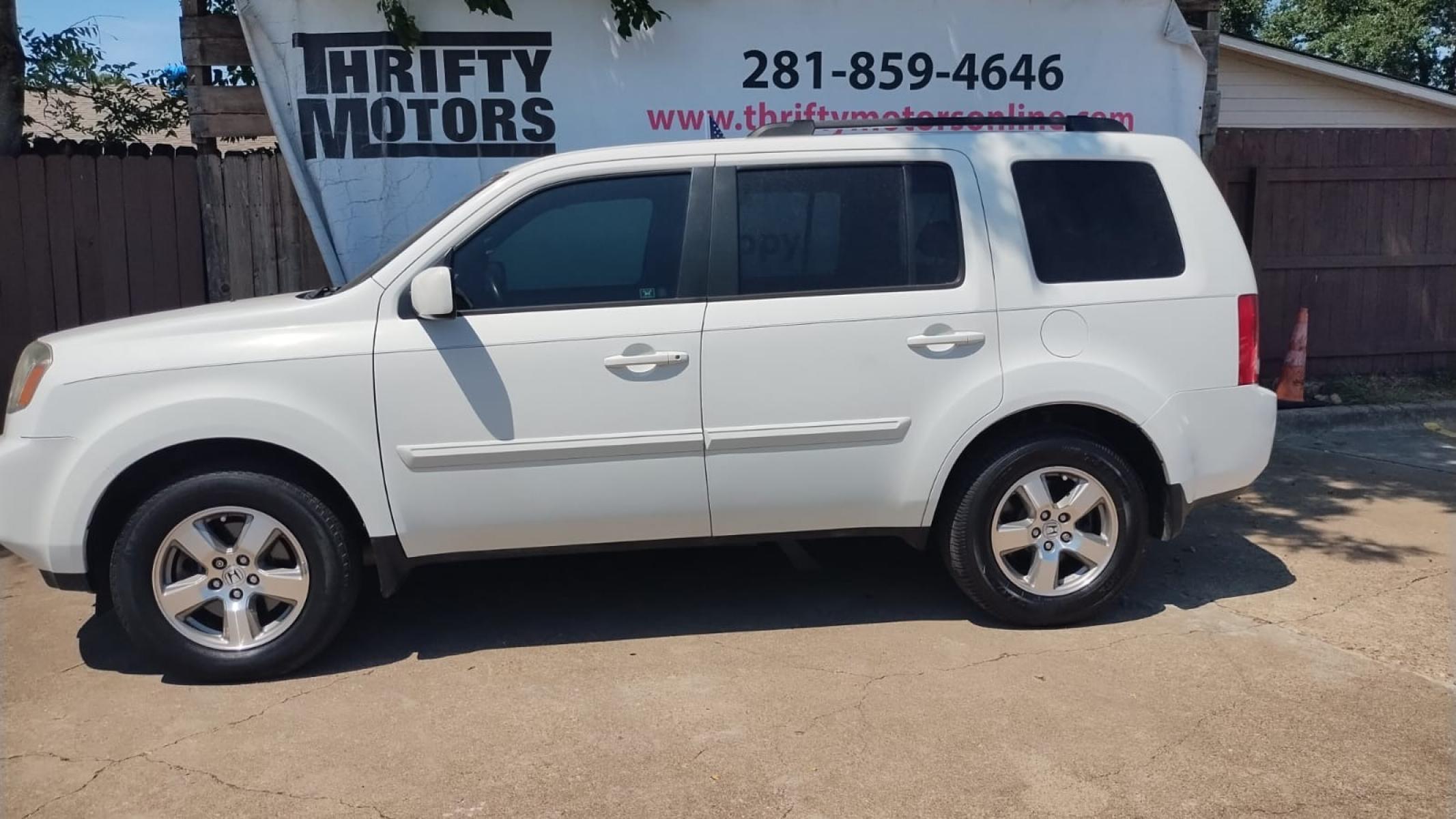 2011 Honda Pilot EX-L 2WD 5-Spd AT (5FNYF3H50BB) with an 3.5L V6 SOHC 24V engine, 5-Speed Automatic transmission, located at 16710 Clay Rd., Houston, TX, 77084, (281) 859-7900, 29.834864, -95.656166 - Photo #9