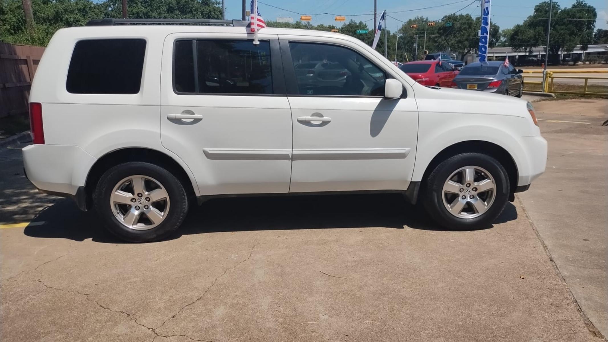 2011 Honda Pilot EX-L 2WD 5-Spd AT (5FNYF3H50BB) with an 3.5L V6 SOHC 24V engine, 5-Speed Automatic transmission, located at 16710 Clay Rd., Houston, TX, 77084, (281) 859-7900, 29.834864, -95.656166 - Photo #8