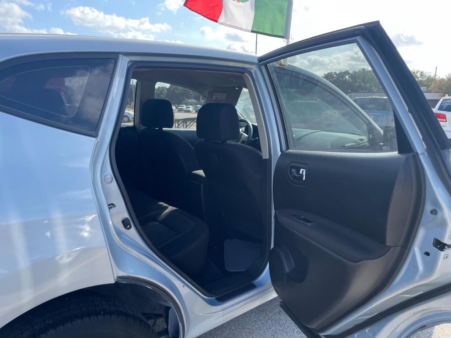 2014 Nissan Rogue S 2WD (JN8AS5MT7EW) with an 2.5L L4 DOHC 16V engine, Continuously Variable Transmission transmission, located at 16710 Clay Rd., Houston, TX, 77084, (281) 859-7900, 29.834864, -95.656166 - Photo#7