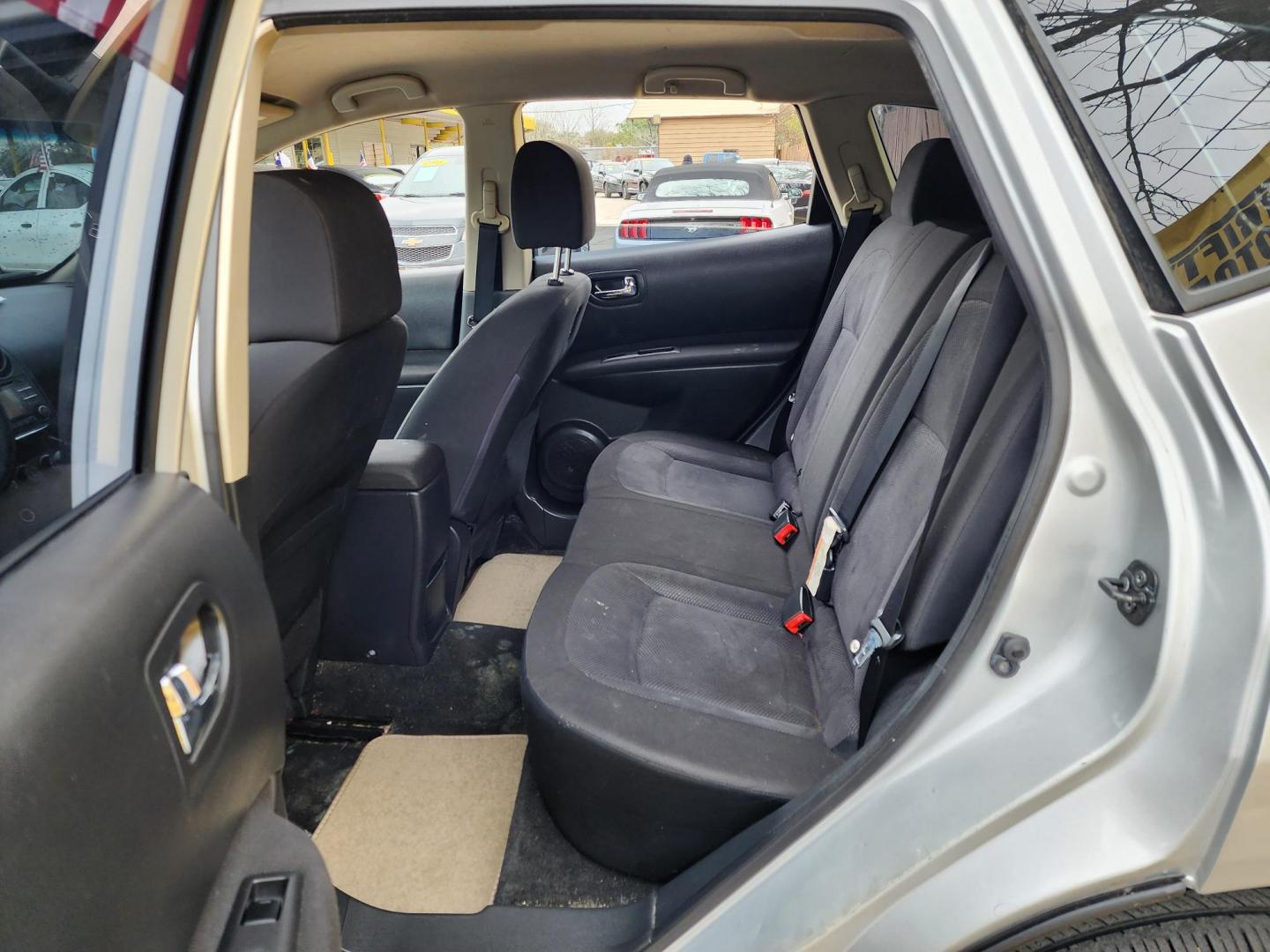 2014 Silver /Gray Nissan Rogue (JN8AS5MT4EW) , Automatic transmission, located at 16710 Clay Rd., Houston, TX, 77084, (281) 859-7900, 29.834864, -95.656166 - Photo#12