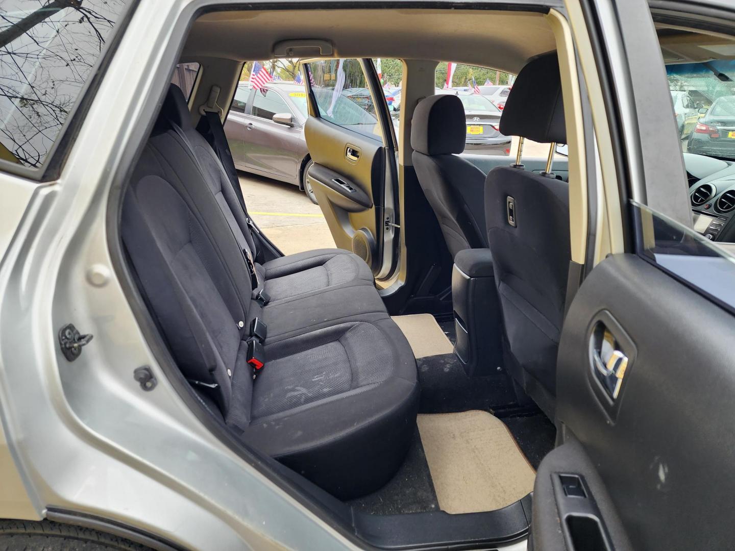2014 Silver /Gray Nissan Rogue (JN8AS5MT4EW) , Automatic transmission, located at 16710 Clay Rd., Houston, TX, 77084, (281) 859-7900, 29.834864, -95.656166 - Photo#14